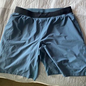 Lulu lemon mens THE shirt 9 inch XL